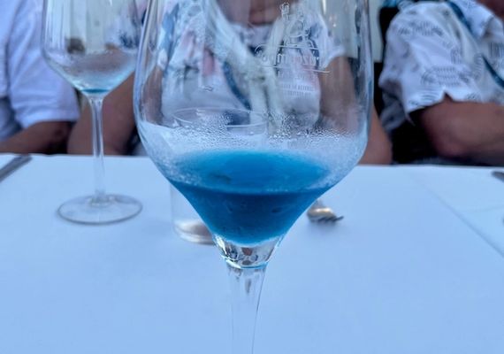 Blå vin på "norsk" restaurant