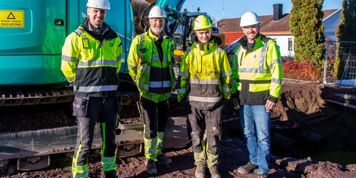 Ole-Kristian Bonstad (opplæringskonsulent OKAB), Bent Laane (fagansvarlig Horten kommune), lærling Knut Sigurd Rudi og Trond Erik Næss (enhetsleder Horten kommune). (Foto: Runar F. Daler, Anleggsmaskinen)
