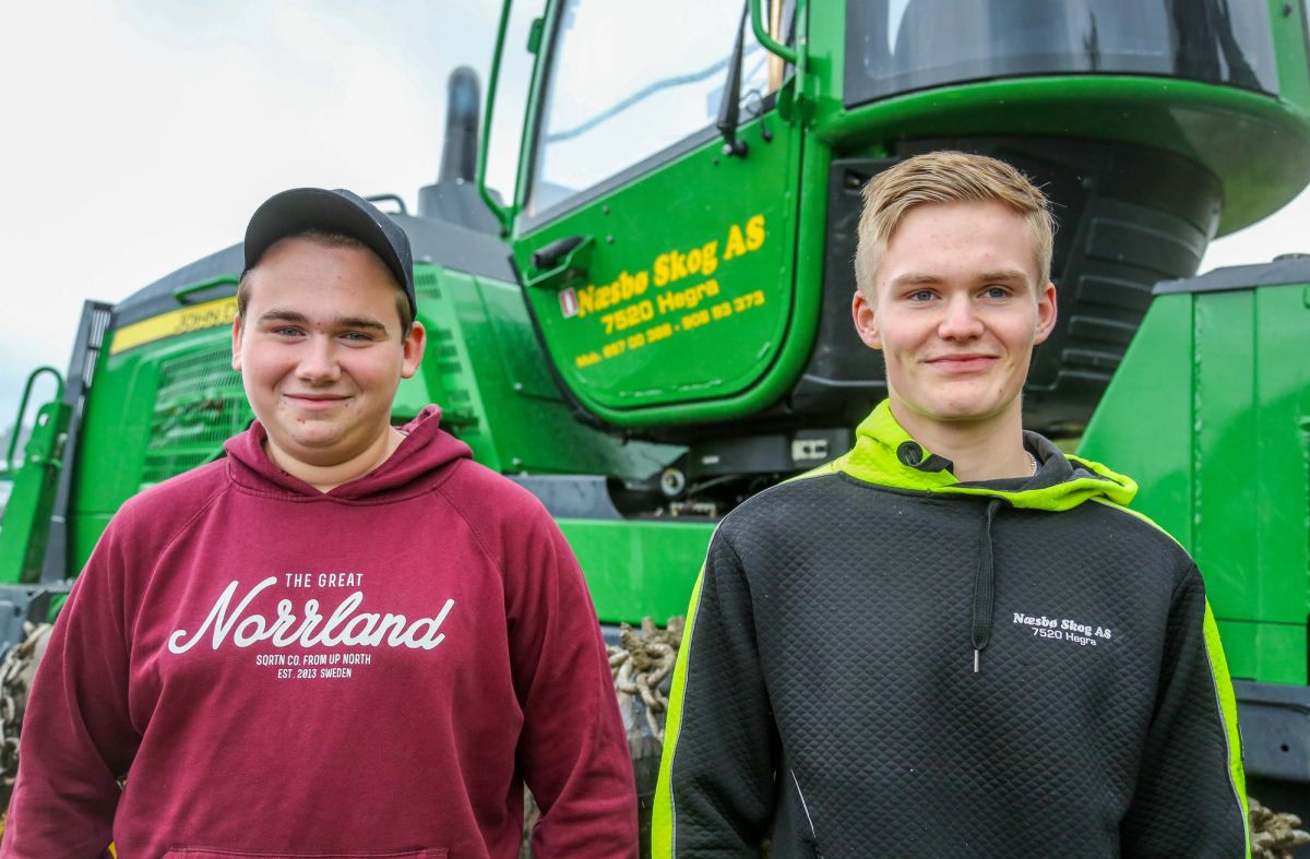 Lærlingene Sondre Winum (t.v.) og Martin Næsbø trives godt i skogen, selv om de blir sittende mye alene i hver sin maskin. (Foto: Runar F. Daler, Anleggsmaskinen)