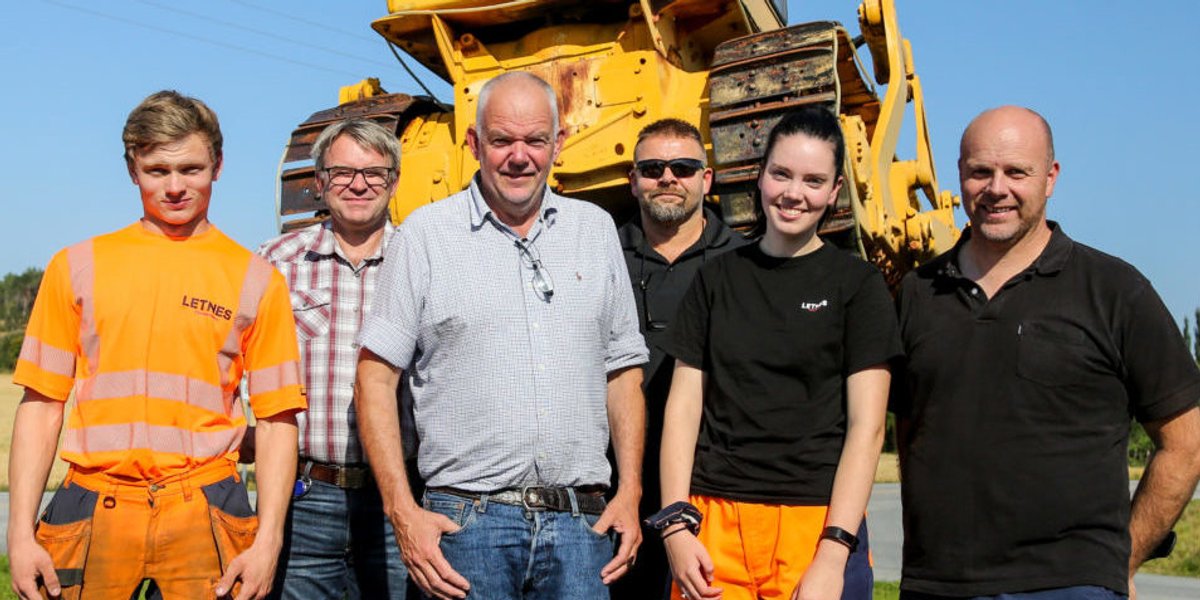 Fra venstre: Lærling Morten Ressem, faglig leder Leif Arne Jakobsen, daglig leder David Letnes, opplæringskonsulent i OKAB Jan Vidar Rønning, lærling Sandra Dahl og faglig leder Arild Stavran. (Foto: Runar F. Daler)