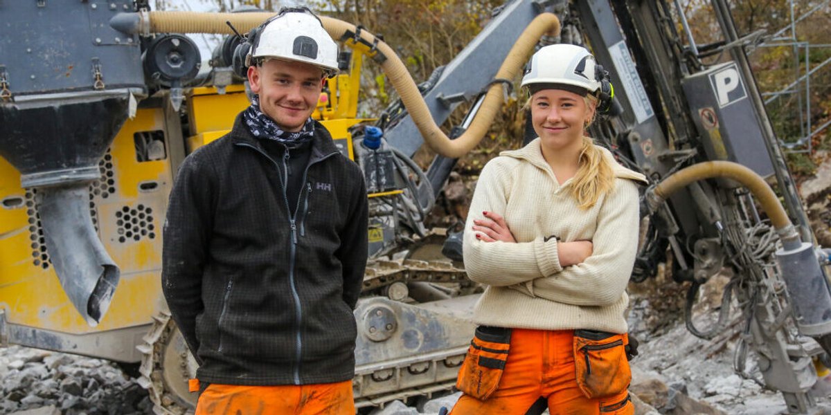 Lærlingene Jonas G. Waldenstrøm og Maja Elise Olsen har raskt fått mye ansvar hos Petter A Olsen AS, og stortrives med det. (Foto: Runar F. Daler)