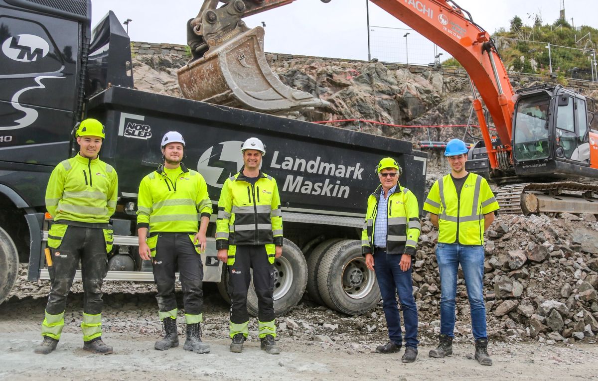 Sindre Matre (anleggsmaskinførerlærling), Steffen Strand Korsnes (anleggsrørleggerlærling), Kåre Magnar Hestenes (faglig leder), Trygve Landmark (daglig leder) og Øyvind Flø Kvamsås (opplæringskonsulent OKAB). (Foto: Runar F. Daler, Anleggsmaskinen)