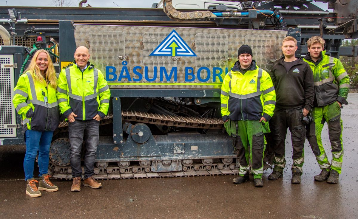 Fra venstre: HMS/KS-leder Anne Bergheim, daglig leder Dag Espen Båsum, lærling Simen Engh Nyhus, brønnborer og tidligere lærling Lars Burud, og lærling Ole Viksbråten. (Foto: Runar F. Daler, Anleggsmaskinen)