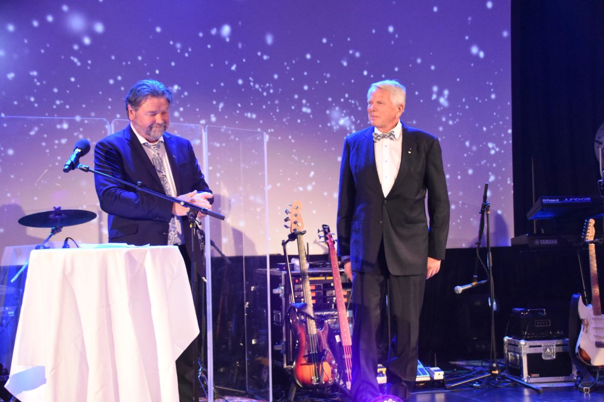 Leder i hovedstyret, Øystein Hope deler ut pris til Erling Erstad. Foto: Odd Borgestrand