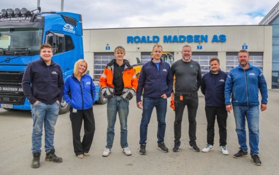 Fra venstre: Hans Erik Stenseth (lærling anleggsmaskinmekanikerfaget), Kristina Hansen Vevang (HMS/KS-leder), Åsmund Ulvestad Haugli (lærling anleggsmaskinførerfaget), Martin Simonsen (faglig leder anleggsmaskinmekanikerfaget), Frank Brendeløkken (daglig leder OKAB Nord), Kenneth Reinholdtsen (faglig leder anleggsmaskinfører og anleggsrørleggerfaget) og Wiggo Brox (personalsjef). (Foto: Runar F. Daler)