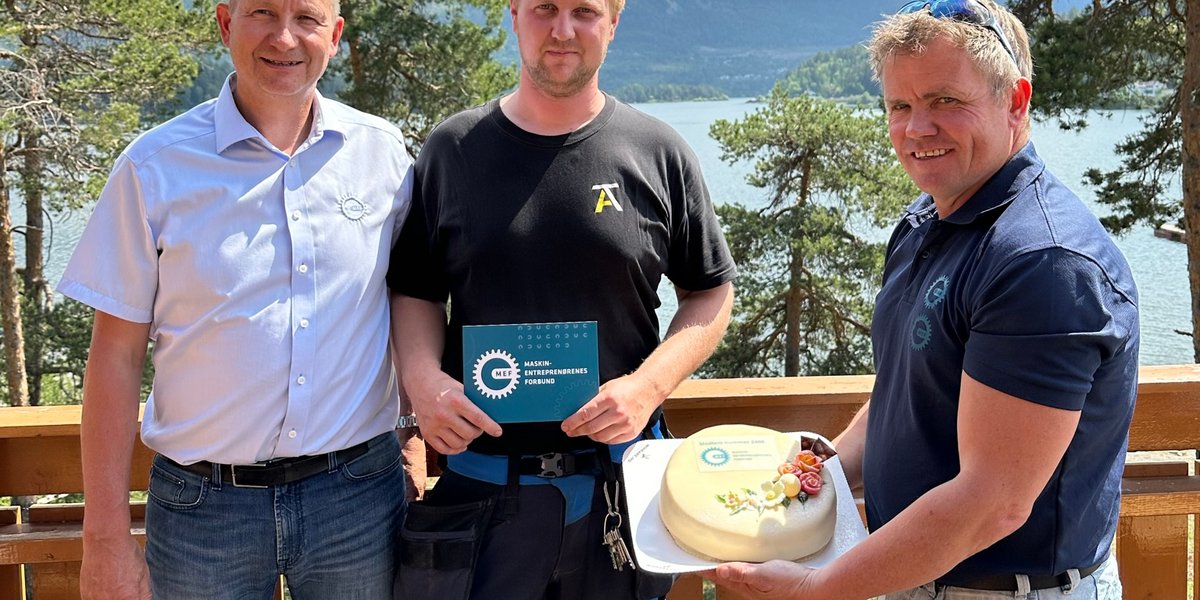 Regionsjef Jørn C. Evensen og styreleder Jan Myrvang med daglig leder Anders Tangen.