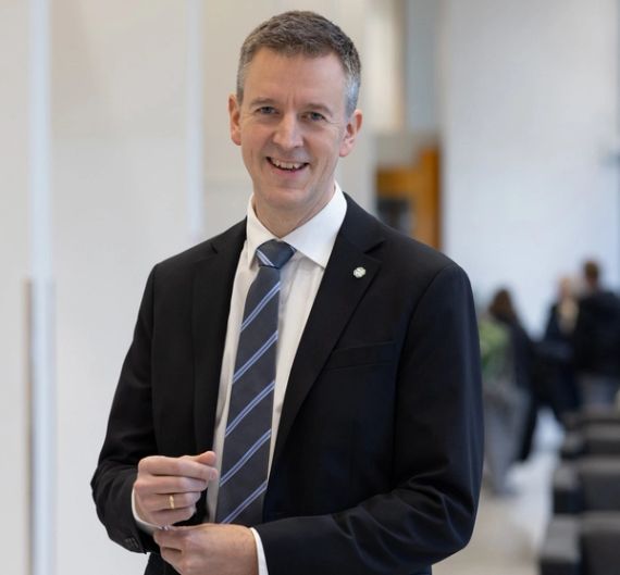 Kommunalminister Erling Sande holder innlegg på VA-seminar (Foto: Trond A. Isaksen, Kommunal- og distriktsdepartementet)