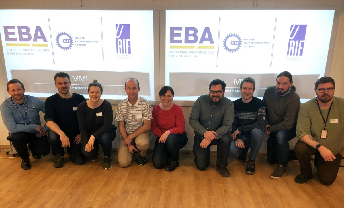 Thor Gunnar Hansen (Hæhre), Magnus Norgren (Sweco), Nina Rognlien (Sweco), Andreas Haugnotn (Vianova), Katrin Johannesdottir (Skanska), Steinar G. Rasmussen (Hæhre), Jon-Anders Nygård (Kjosås Maskin), Øystein Lystad (Asplan Viak), Sigurdur Jens Sigurdsson (Multiconsult) har bidratt til arbeidet om å utarbeide en Modell Modenhets Indeks (MMI) for samferdselsprosjekter. Gjermund Dahl (Norconsult) Herman Bjørn Smith (Multiconsult) Kjartan Kristoffersen (Hæhre) var ikke til stede når bilde var tatt.