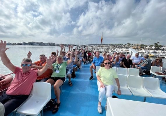 Glade turister på båttur