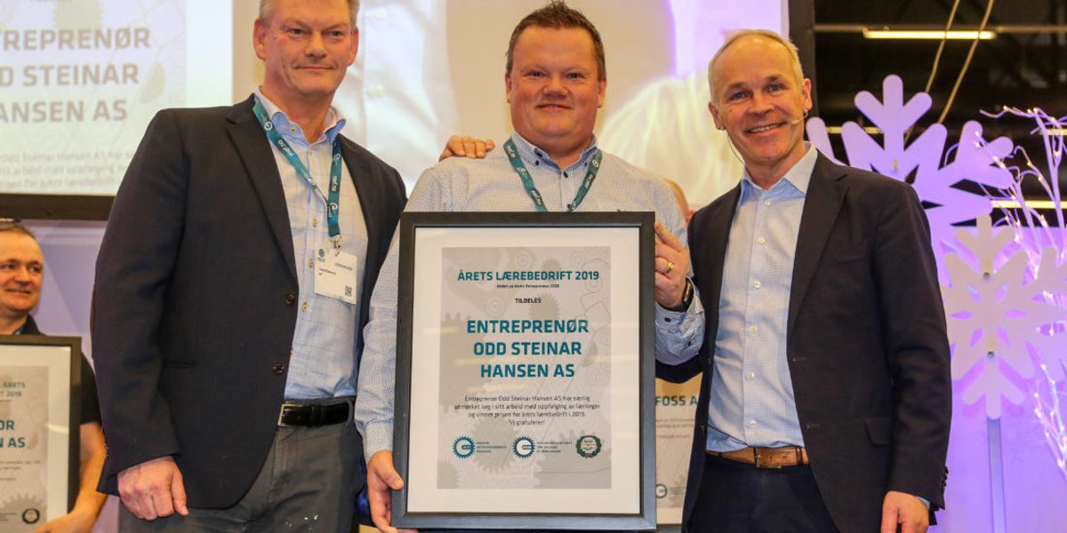 Fjorårets vinner av Årets lærebedrift, Entreprenør Odd Steinar Hansen AS fra prisutdelingen på AE2020. Foto: Runar Daler