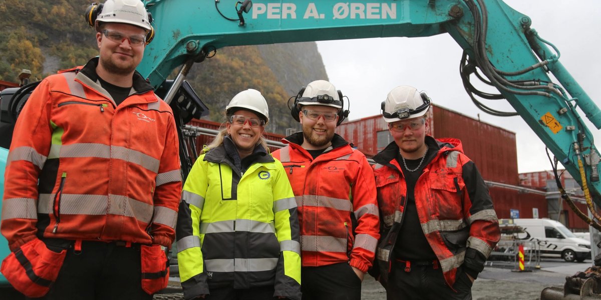 Fra venstre: Markus Kleppe (tok fagbrev som anleggsmaskinfører i år), Katrine Bjønnes Larsen (opplæringskonsulent i OKAB), Karstein Sjøthun Kvam (tok fagbrev som anleggsmaskinfører i år) og Trym Sjøthun (lærling transportfag). (Foto: Runar F. Daler)