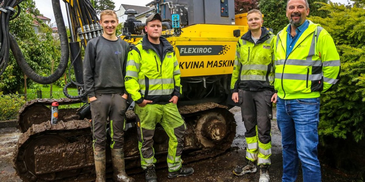 Fra venstre: Isak Moi Fardal, Anders Nilsen, Vetle Moi og opplæringskonsulent Trond Holm fra OKAB. (Foto: Runar F. Daler)