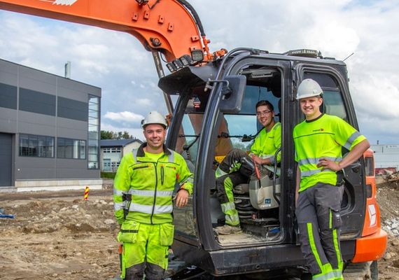 Tre lærlinger på samme prosjekt. Jonas Tho (f.v), Lars Vigrestad og Kasper Auestad. (Foto: Runar F. Daler, Anleggsmaskinen)