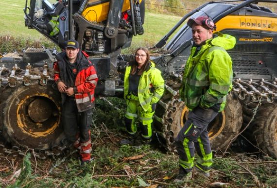 Lærlingene Emil Jarholm (t.v.), Maren Aamodt Nilsen og Knut Markeng Bjørge trives godt hos Ole Bertil Reistad. (Foto: Runar F. Daler, Anleggsmaskinen)