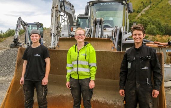 Lærlingene Christopher Levin Johan Ramstad, Signe Tetlie og Einar Johan Esaiassen (Foto: Runar F. Daler, Anleggsmaskinen)