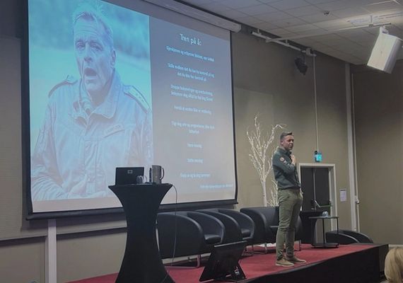 Kapteinen, John Hammersmark på scenen tidlig onsdagsmorgen. Mange som kunne relatere til hans historier fra forsvaret.