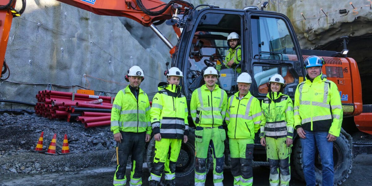 Fra venstre: Torfinn G. Holsen, Anders Vollevik Melling, Jonas Nordvik, Geir Arne Hylland, Madelen Reinhardtsen og Harry Aasen . I hytta: Mattias Augestad. (Foto: Runar F. Daler)