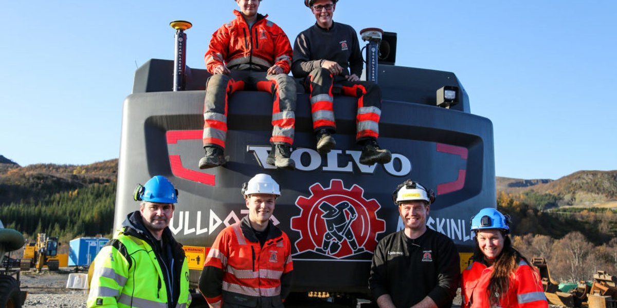 Sittende oppå maskinen, fra venstre: Markus Stoltz Sørvoll (20), som tok fagbrev i sommer og lærling Nichlas Wadel Bjerknes (19). Stående fra venstre: Truls Larsen (opplæringskonsulent OKAB), Bernhard Nordlund (faglig leder), Hans-Arne Lydersen (faglig leder) og Torill Monsen-Abelseth (daglig leder). (Foto: Runar F. Daler).