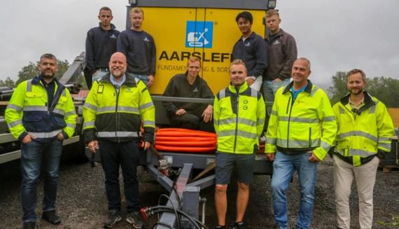 Øverst fra venstre: Lærlingene Henrik Juel (18), Oliver Fritheim (19), Ole Petter Fosse (19) – sittende, Thomas Boi (19) og Hermann Bakken (17). Nederst fra venstre: Olav Unhjem (Aarsleff), Lars Aulesjord (Aarsleff), Tommy André Haugen (OKAB), Jostein Haukenæs (Nome vgs.) og Simen Sneltvedt Marklund (Aarsleff). (Foto: Runar F. Daler, Anleggsmaskinen)
