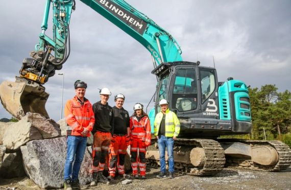 Fra venstre: Daglig leder Jan Aage Blindheim, lærlingene Simon Drønnen, Johan Koppen Hole og Vilde Viddal Sunde, og Henning Sunde, opplæringskonsulent i OKAB. (Foto: Runar F. Daler)