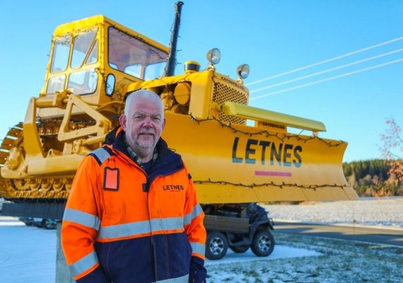 Daglig leder David Letnes, sønnen til grunnleggeren, står her foran maskinen det hele startet med. (Foto: Runar F. Daler)