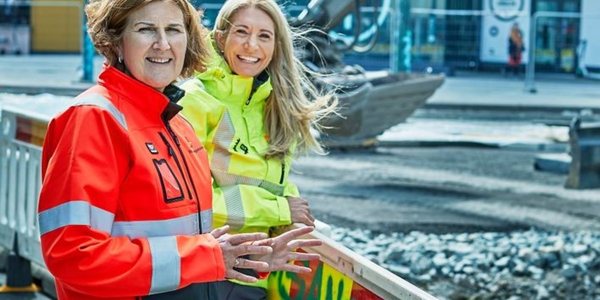 Veidirektør Ingrid Dahl Hovland i Statens vegvesen (t.v.) og adm. dir i MEF, Julie Brodtkorb (Foto: Statens vegvesen/Bård Gudim)