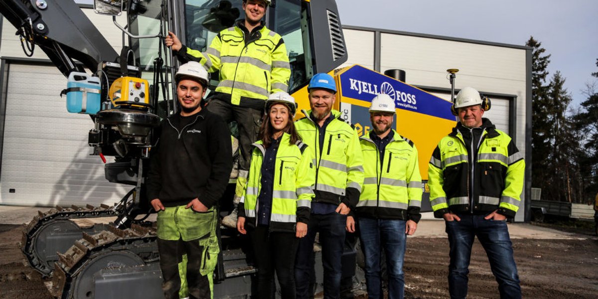Fra venstre: Robin J. Paulsen (anleggsmaskinmekaniker), Håvard Mørken (lærling, fjell- og bergverksfaget), Ann Helena Frøland (personal- og HMSK-leder), Kristoffer Foss (daglig leder), Reinhardt Berg (driftsleder og faglig leder) og Frode Fadum Holm (opplæringskonsulent, OKAB). (Foto: Runar F. Daler).