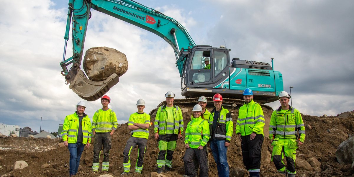 Vegard Øverland Sande (f.v), Lars Vigrestad, Kasper Auestad, Thomas Øgreid, Marie Oftedal, Morten Sveinsvoll, Ole Morten Mellemstrand, Tom Steinsland og Jonas Tho. I hytta sitter Ove Johnny Fuglestad. (Foto: Runar F. Daler, Anleggsmaskinen)