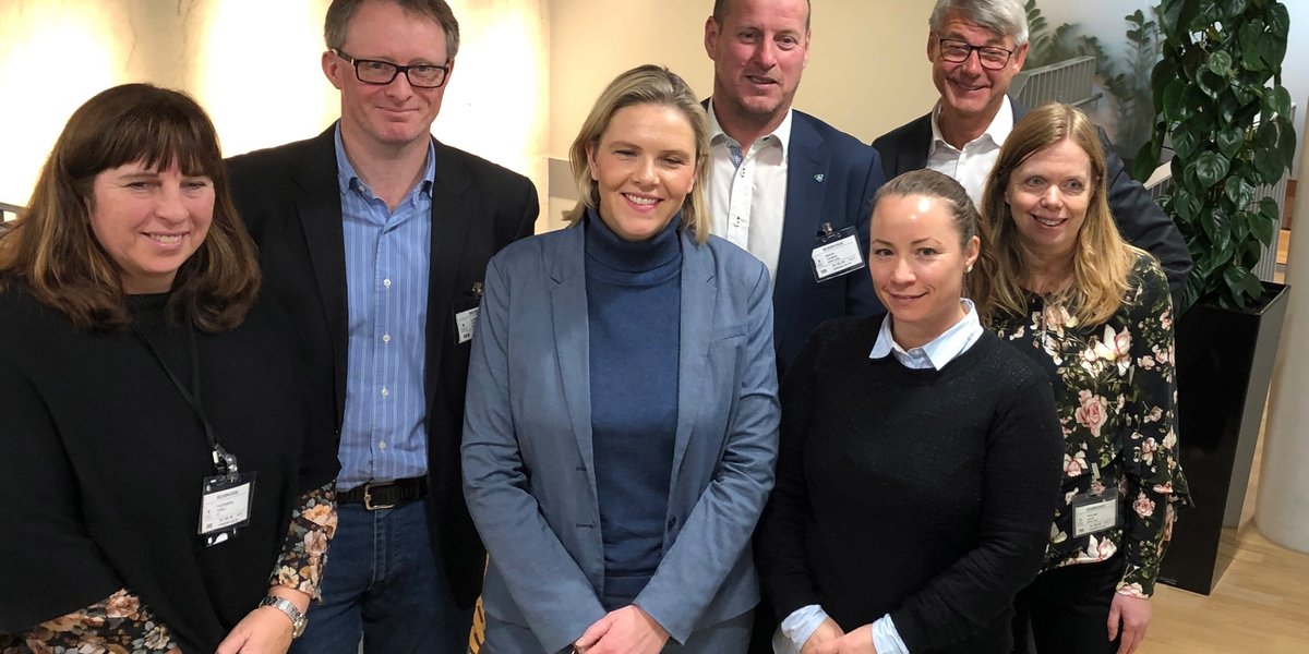 F.v. avdelingsdirektør Torild Fagerbekk (KS), næringspolitisk rådgiver Tore Larsen (MEF), statsråd Sylvi Listhaug, administrerende direktør Thomas Breen (Norsk Vann), daglig leder Britt Viljugrein (Vannklyngen), generalsekretær Morten Andreas Meyer (Huseierne) og rådgiver Ingun Tryland (Norsk Vann). Foto: Finn Bangsund