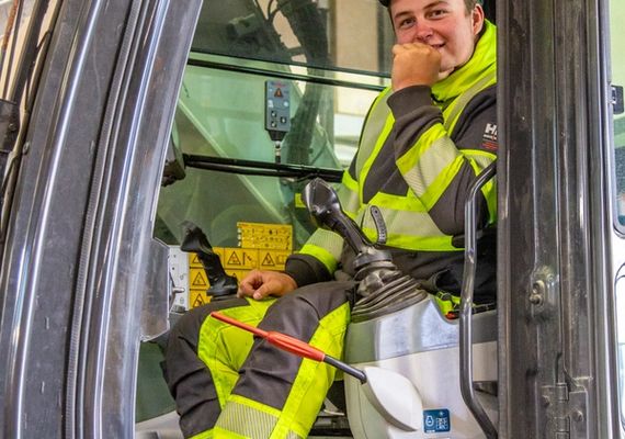 Anleggsmaskinførerlærling Elias Pedersen (Foto: Runar F. Daler, Anleggsmaskinen)