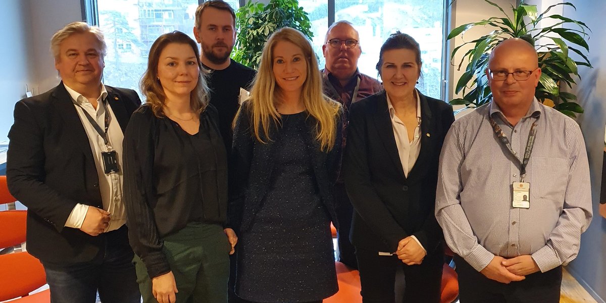 Bak - fra venstre: Kjell Inge Davik (SVV), Martin Grønnslett (regionsjef i MEF), Jørn Simonsen (SVV). Foran - fra venstre: Tone Gulliksen (advokat i MEF), Julie Brodtkorb (Adm. dir. i MEF), Ingrid Dahl Hovland (SVV) og Stein Johnny Johansen. Foto: Håvard Almås.