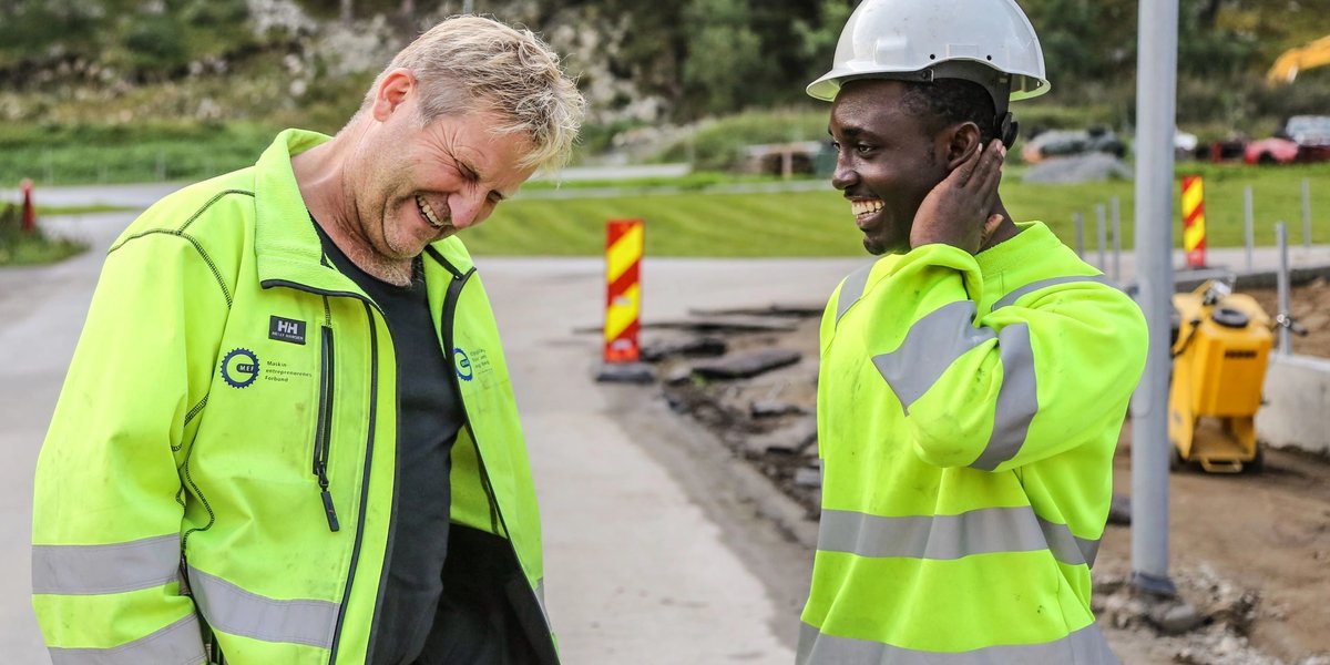 Illustrasjonsbilde. Stein Egil Ødegård i OKAB (t.v) og Sha Ogalo. (Foto: Runar Daler, Anleggsmaskinen)