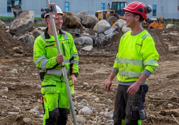 Lærlingene Jonas Tho (t.v.) og Lars Vigrestad har det gøy på jobb. (Foto: Runar F. Daler, Anleggsmaskinen)
