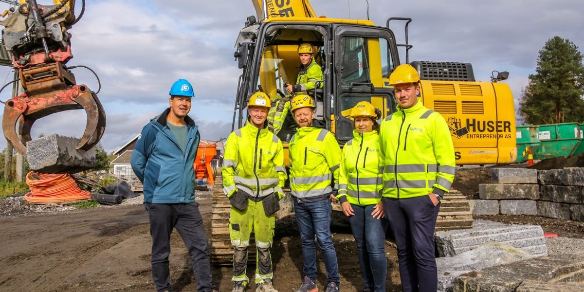 Rune Lia (opplæringskonsulent OKAB), Jakob Huser (lærling), Haakon Huser (daglig leder), Rita Jensen (administrasjonsleder) og Marius Ekeberg (lærlingeansvarlig). I maskinen: Phillip Olstad (lærling). (Foto: Runar F. Daler, Anleggsmaskinen)