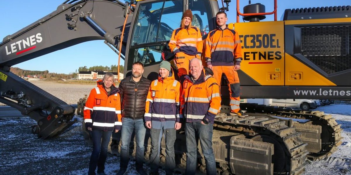 Nede fra venstre: Kontorleder Kirsten S. Letnes, opplæringskonsulent Jan Vidar Rønning i OKAB, faglig leder Petter Gausen Bremseth og daglig leder David Letnes. Øverst fra venstre: Lærlingene Iselin Undersåker og Andreas Flasnes. (Foto: Runar F. Daler, Anleggsmaskinen)