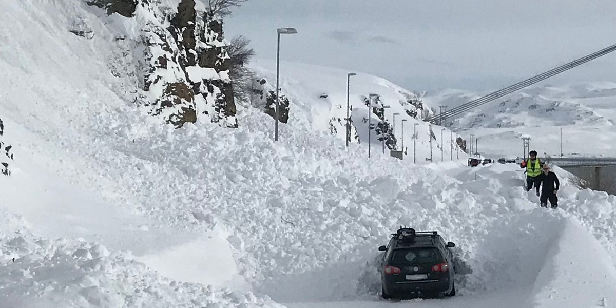 Riksvei 94 Hammerfest er en av utbyggingene som står på vent. Bildet er fra mars 2018, da veien ble sperret av et snøras. Foto: Tore Nilsen