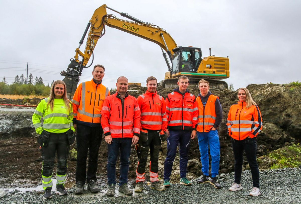 Mali Aunøien (lærling fjell- og bergverksfaget), Rune Gravseth (faglig leder og avdelingsleder betong og tømmer), Leif Søbstad, (faglig leder og daglig leder Høgmo Fjellsprenging AS), Simen Gravseth Storsve (lærling anleggsmaskinførerfaget), Simon Leinum (lærling betongfaget, Thor Ole Ekenes (18) (lærling betongfaget) og Venche Kulbotten (opplæringskonsulent OKAB). (Foto: Runar F. Daler, Anleggsmaskinen)