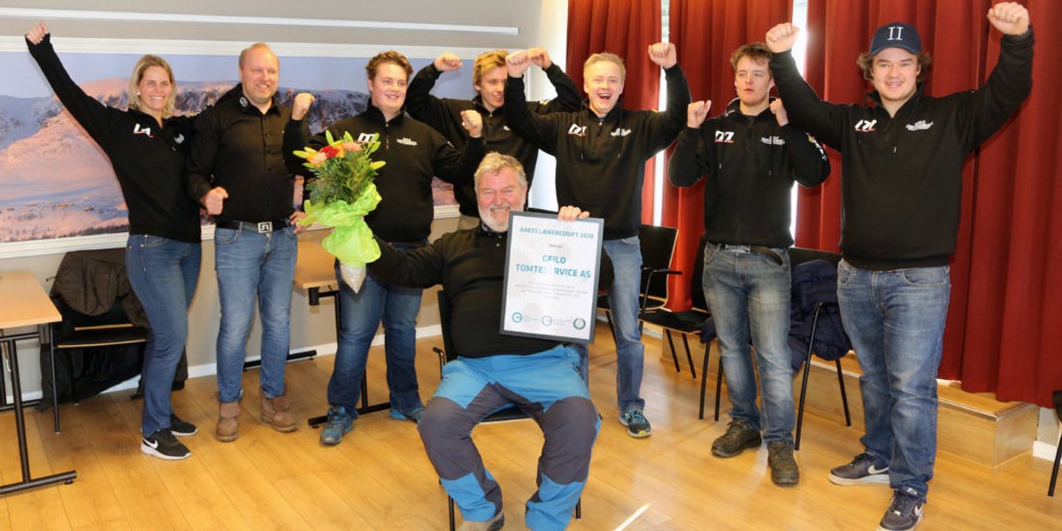 Stemningen sto i taket da Geilo Tomteservice ble kåret som vinner av Årets lærebedrift 2020.  f.v: Marte Lise Nässelqvist, Jarl Rune Kjæmperud, Jonas Haugen, Knut Sollien Høgberg, Tore Skogheim, Vetle Bergli Kjemperud og Roar Strand Gilen. Foran sitter Hans Petter Nässelqvist. (Foto: Runar Daler, Anleggsmaskinen)