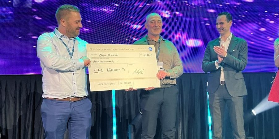 Emil Håberget (t.v.) og Max Trolle Andersen, partneransvarlig for If Skadeforsikring. (Foto: Njål Hagen)