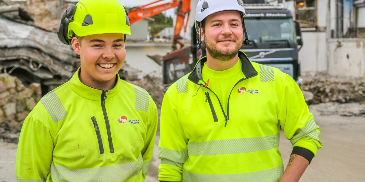 Lærlingene Sindre Matre og Steffen Strand Korsnes i Landmark Maskin (Foto: Runar F. Daler, Anleggsmaskinen)