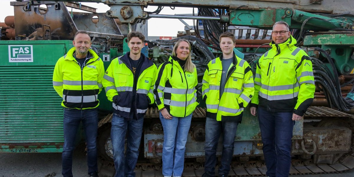 Stein Robert Haugen (faglig leder), William Johansen (lærling), Venche Kulbotten (OKAB-konsulent), Daniel Reberg (lærling) og HR-leder Willy Berdahl. (Foto: Runar F. Daler)