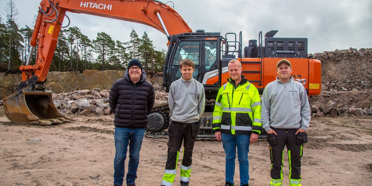 Fra venstre: Espen Alvestad, daglig leder i OKAB Region Øst, lærling Ole-Herman Ødegård, fagansvarlig Espen Ødegård og lærling Jens Kristian Hermansen. (Foto: Runar F. Daler, Anleggsmaskinen)