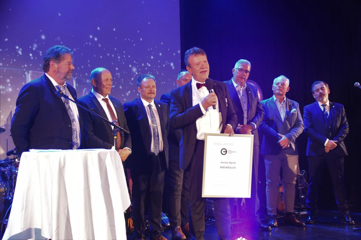 Arnstein Repstad fikk den gjeve prisen Æresmedlemskap i MEF. Foto Odd Borgestrand