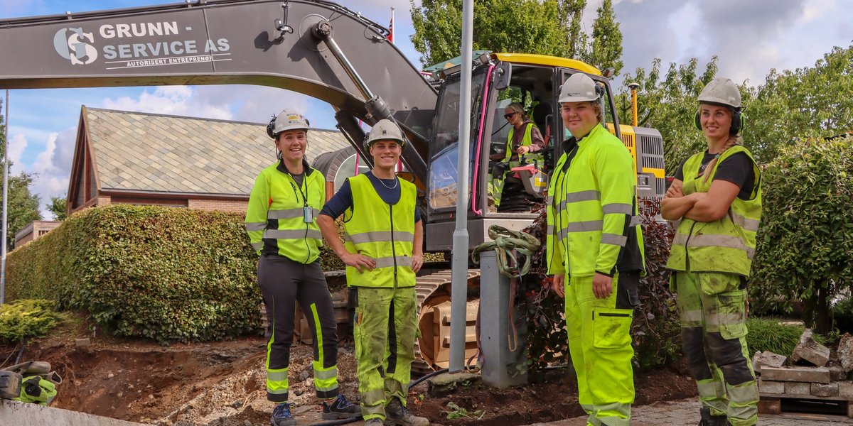 Fra venstre: opplæringsansvarlig Siw Ree Aniksdal, Trym Engelsvoll, Juliane Ree, i graveren, Tor Hobberstad og Anette Veggeberg. (Foto: Njål Hagen, Anleggsmaskinen)