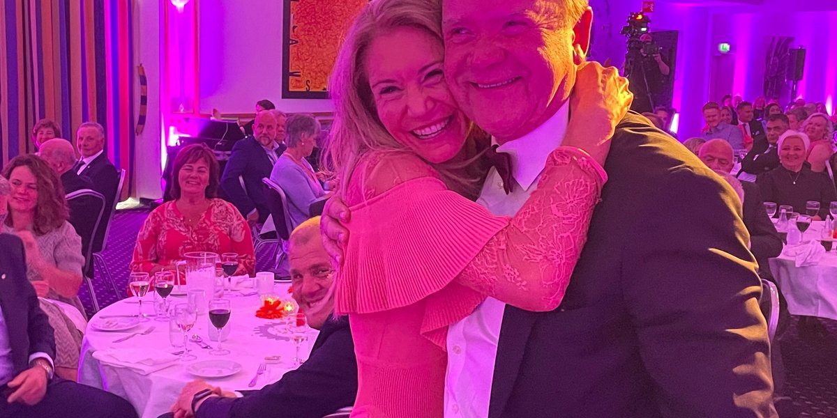 Julie Brodtkorb gratulerer Arnstein Repstad med to priser på Landsmøtet. Foto: Odd Borgestrand