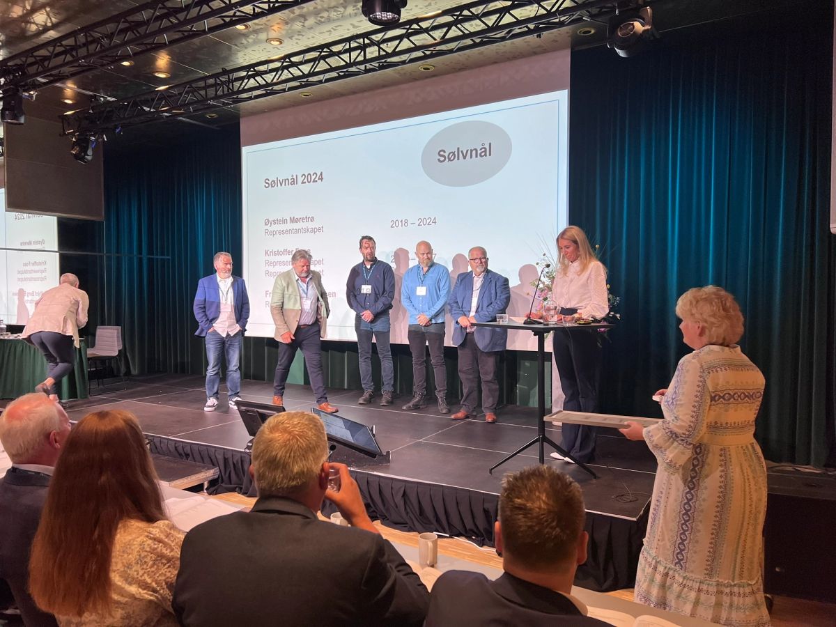 Tillitsvalgte ble hedret med sølvnål og gullnål