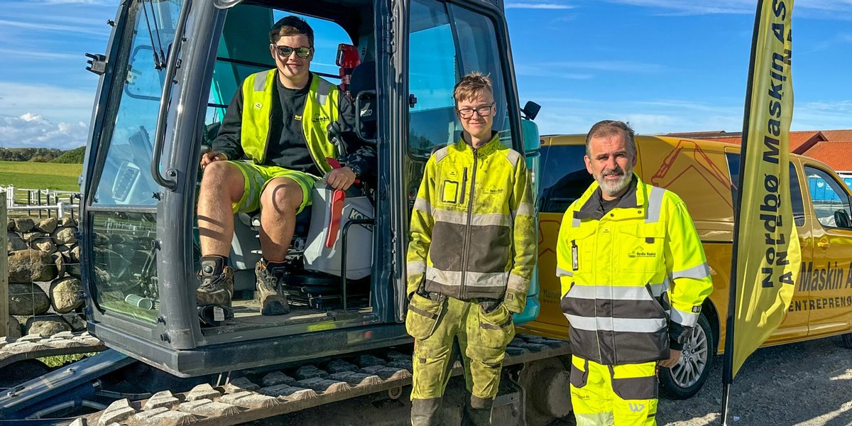 Lærlingene Terje Gjesteland (t.v.), Mathias Tessem og daglig leder Martin Nordbø. (Foto: Runar F. Daler)