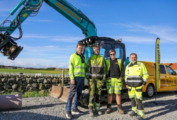 Fra venstre: Opplæringskonsulent i OKAB, Jan Kristian Løland, lærlingene Mathias Tessem og Terje Gjesteland, og daglig leder Martin Nordbø. (Foto: Runar F. Daler)