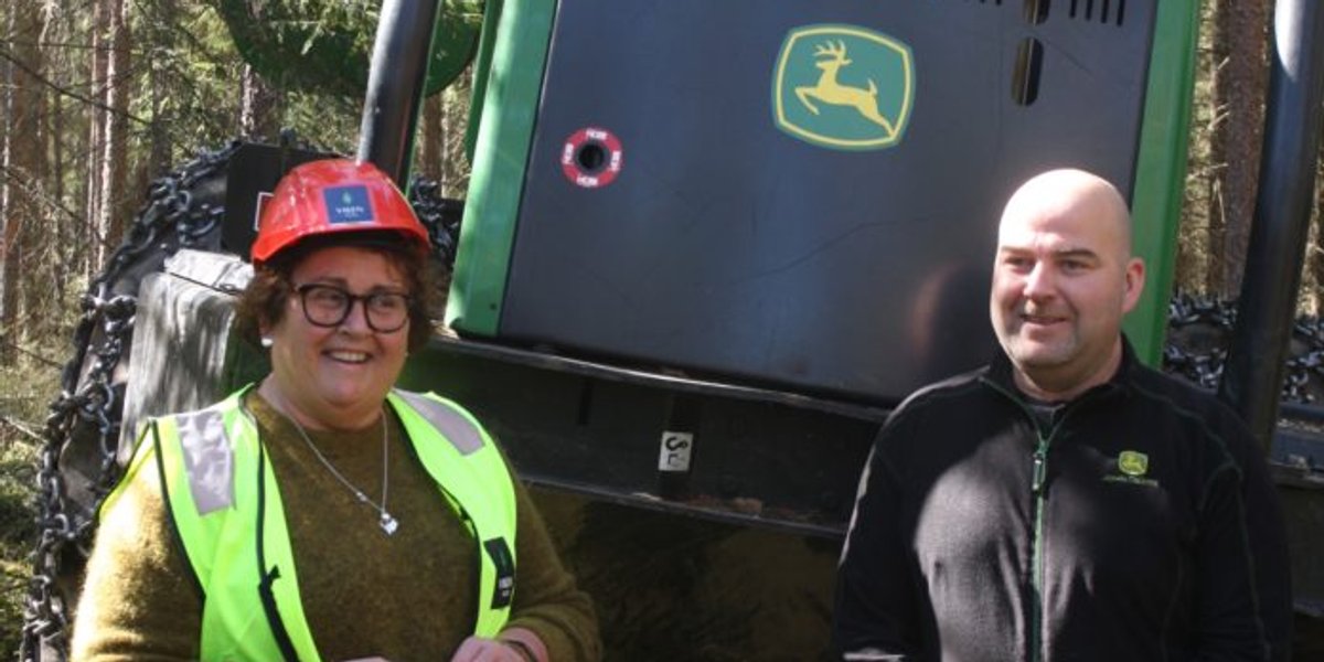 Olaug Bollestad og skogsentreprenør Morten Hagbartsen som nå driver tynning for Viken Skog på Romerike. Foto: Johs. Bjørndal