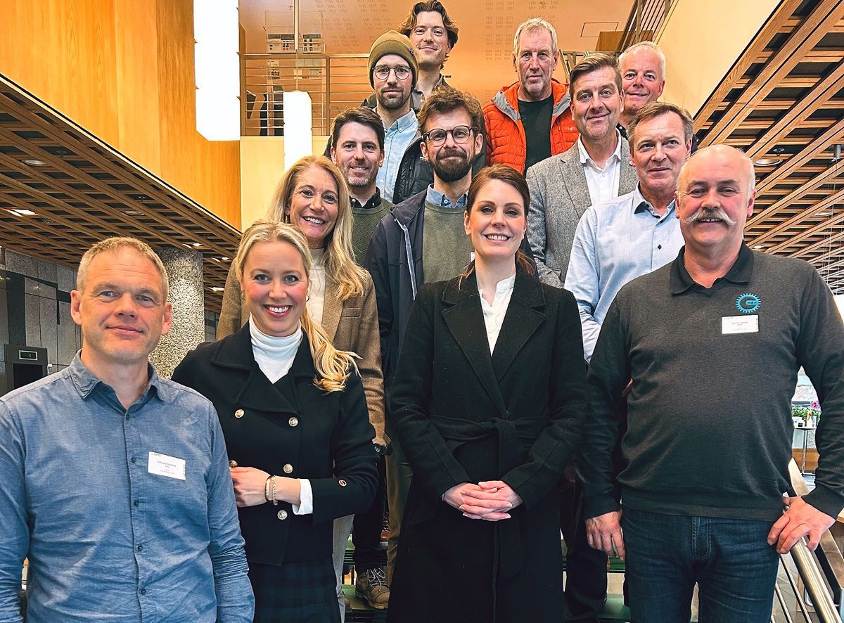 Sebastian Fohlin Apelseth (Statens vegvesen) (bak fra venstre), Henning Olav Fjeldheim (Skanska), Herman Messelt (Veidekke), Martin Rosenlund (Bane Nor), Sverre Huse-Fagerlie (MEF), Jack Valleraune (JV Anlegg), Julie Brodtkorb (MEF), Kim Øvervik Øverland (Nye Veier), Trond Edvardsen (LCA.no), Gina Marie Qvale (EBA), Cathrine Schjenken Arntsen (Bane Nor), Egil Kvingedal (MEF) og Edvard Sandvik (Statens vegvesen). Foto: EBA